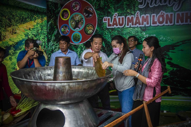 Công đoạn cho những nguyên liệu làm lẩu mắm lớn nhất Việt Nam.