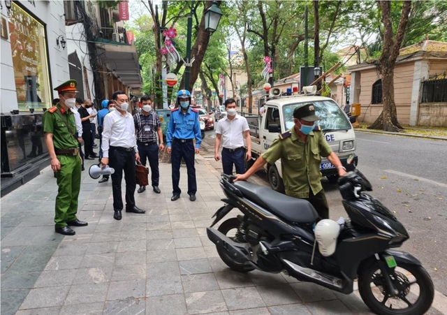Đội Quản lý TTXD Đô thị quận Hoàn Kiếm: Tổ chức ra quân đảm bảo trật tự văn minh đô thị - Ảnh 2.