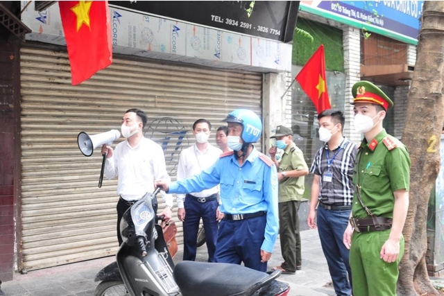Đội Quản lý TTXD Đô thị quận Hoàn Kiếm: Tổ chức ra quân đảm bảo trật tự văn minh đô thị - Ảnh 3.