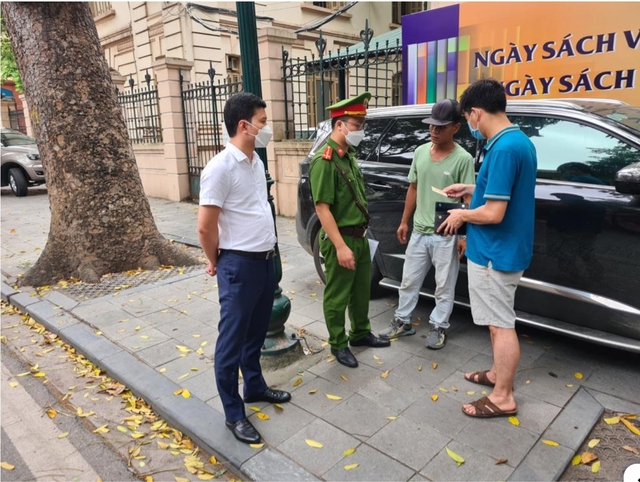 Đội Quản lý TTXD Đô thị quận Hoàn Kiếm: Tổ chức ra quân đảm bảo trật tự văn minh đô thị - Ảnh 4.