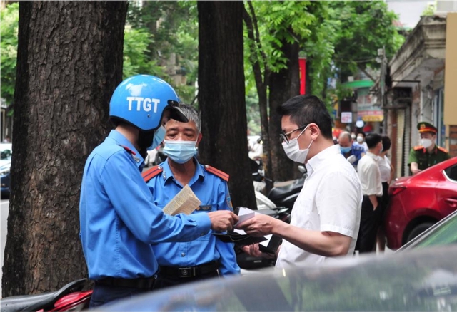 Đội Quản lý TTXD Đô thị quận Hoàn Kiếm: Tổ chức ra quân đảm bảo trật tự văn minh đô thị - Ảnh 7.