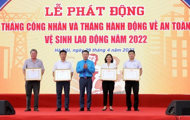 Hà Nội phát động “Tháng Công nhân, Tháng hành động về an toàn vệ sinh lao động năm 2022”  - Ảnh 3.
