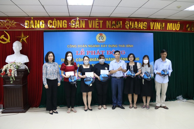 Thái Bình : Gần 700 suất quà được trao cho đoàn viên, người lao động trong Lễ phát động Tháng công nhân - Ảnh 2.