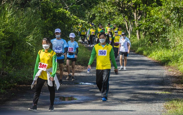 Các VĐV tham gia giải đi bộ xuyên rừng U Minh Hạ.