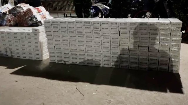 An Giang: Bắt vỏ lãi vận chuyển 2.000 bao thuốc lá lậu - Ảnh 3.