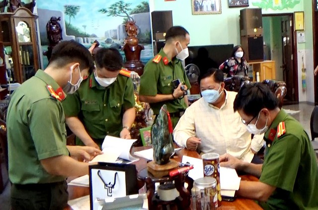 Lực lượng chức năng tiến hành khám xét nơi ở của bị can Nguyễn Bá Quận.