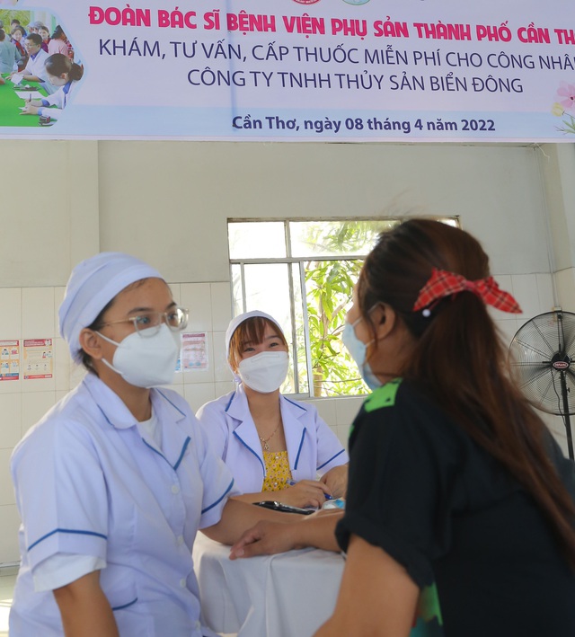 Bệnh viện Phụ sản TP. Cần Thơ thăm khám và tư vấn sức khỏe sinh sản cho công nhân Công ty TNHH Thủy sản Biển Đông.