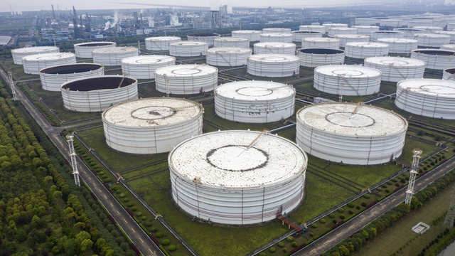 IEA xuất kho 120 triệu thùng dầu thô nhằm hạ nhiệt giá “vàng đen” - Ảnh 1.