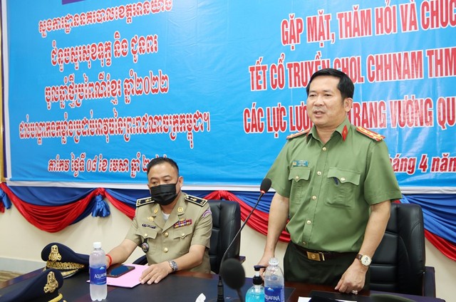 Đại tá Đinh Văn Nơi - Giám đốc Công an tỉnh An Giang chúc Tết các lực lượng vũ trang Campuchia nhân dịp Tết cổ truyền Chol Chnam Thmay.