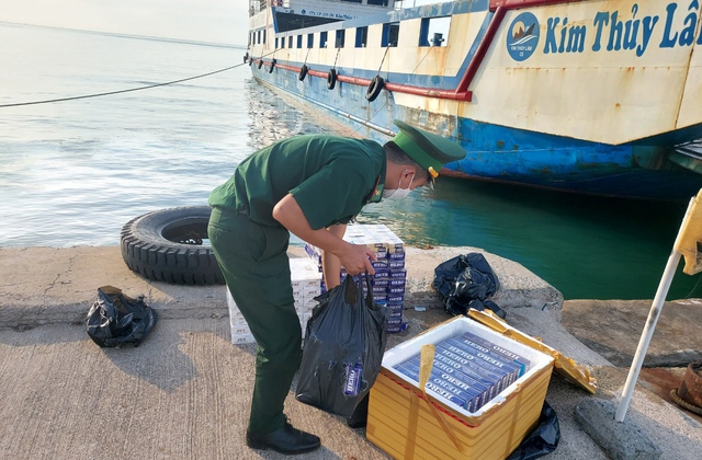 Trong lúc tuần tra kiểm soát tại bến cảng Hồng Ngọc, Trạm Kiểm soát Biên phòng Bãi Vòng phát hiện 1.400 bao thuốc lá nhập lậu trôi trên biển không người nhận.