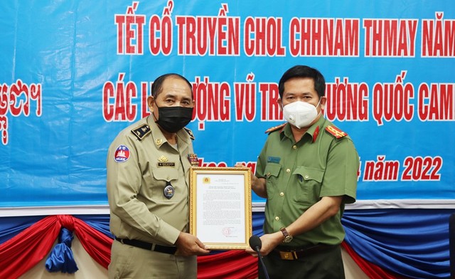 Đại tá Đinh Văn Nơi - Giám đốc Công an tỉnh An Giang trao thư chúc Tết cổ truyền Chol Chnam Thmay của công an tỉnh An Gang cho lực lượng vũ trang Campuchia.