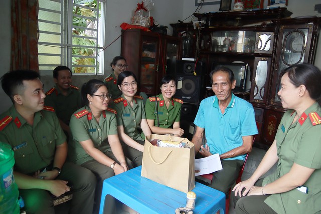 Thăm, tặng quà gia đình cựu chiến binh Nguyễn Văn Đông