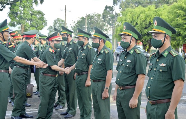 Thượng tướng Đỗ Căn - phó Chủ nhiệm Tổng cục Chính trị Quân đội nhân dân đến thăm, kiểm tra Ban chỉ huy Biên phòng Cửa khẩu cảng Dương Đông.