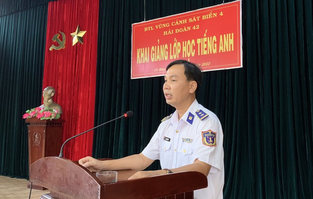 Trung tá Lê Đức Tuấn - Phó Hải đoàn trưởng, Tham mưu trưởng Hải đoàn phát biểu khai mạc lớp học tiếng Anh năm 2022.
