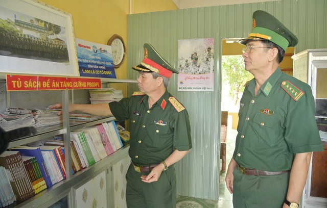 Thượng tướng Đỗ Căn kiểm tra tủ sách đề án tăng cường phổ biến giáo dục pháp luật tại Ban chỉ huy Biên phòng Cửa khẩu cảng Dương Đông.