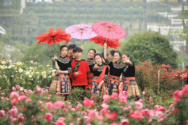 Du khách trong trang phục dân tộc tại vườn hoa Fansipan