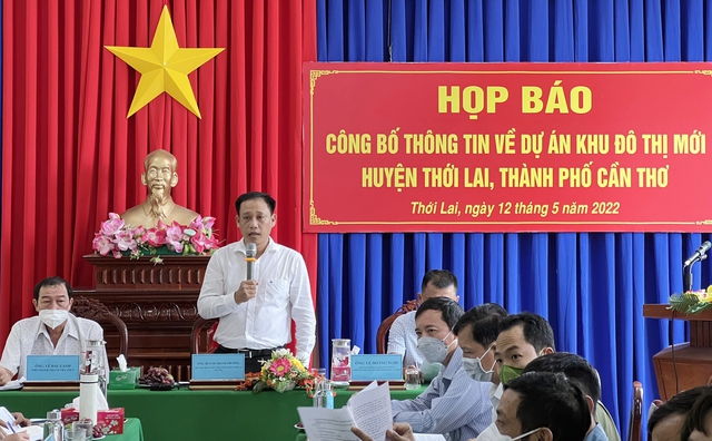 Ông Huỳnh Thanh Phường - Phó Chủ tịch UBND huyện Thới Lai trả lời thông tin với báo chí.
