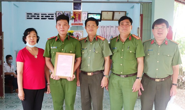 Đại tá Nguyễn Nhật Trường - Phó Giám đốc Công an tỉnh trao nhà cho Thượng sĩ Hồ Chiến Đấu