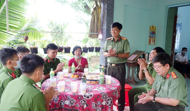 Đại tá Nguyễn Nhật Trường, Phó Giám đốc Công an tỉnh chúc mừng các đồng chí được nhận nhà lần này