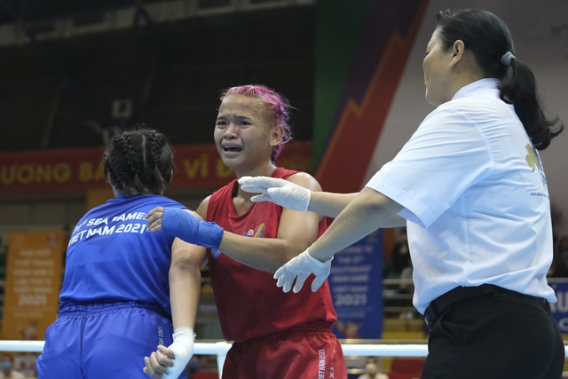 Đại diện Indonesia La Loupatty Amanda bật khóc sau chiến thắng trước đối thủ mạnh người Thái Lan Permkhunthod Piamsuk tại bán kết hạng cân 52kg low kick nữ