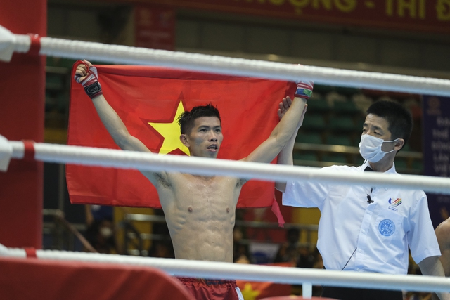 Khoảnh khắc chiến thắng của ĐKVĐ hạng cân 51kg full contact Huỳnh Văn Tuấn trong trận ra quân của anh ngày 9/5