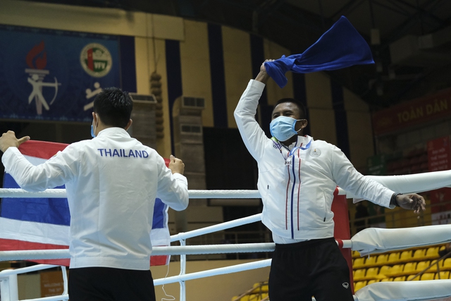 Lãnh đội đội tuyển kickboxing Thái Lan – huyền thoại Muay Thái Buakaw Banchamek ăn mừng chiến thắng của học trò