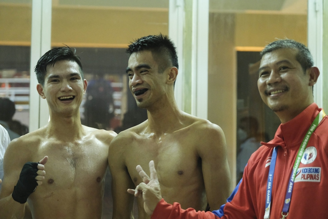 Anh còn có hành động đẹp khi tìm gặp võ sĩ chủ nhà Nguyễn Quang Huy sau trận bán kết hạng cân 60kg low kick để chụp ảnh lưu niệm