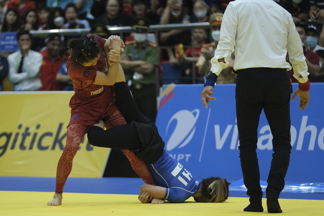 Ở trận chung kết hạng cân 48kg nữ trước đó, Phùng Thị Huệ đã thắng dễ Co Jorraline (Philippines) ở hạng cân 48kg nữ