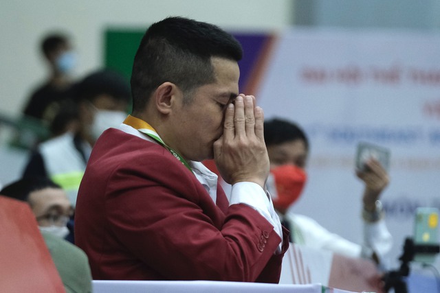 Ờ ngoài sàn, HLV Bùi Đinh Tiến tỏ ra lo lắng và cầu nguyện bởi thời gian thi đấu còn quá ít trong lúc học trò của ông đang chiếm ưu thế. Một quyết định tính điểm của trọng tài hoàn toàn có thể khiên mọi thứ đổi chiều