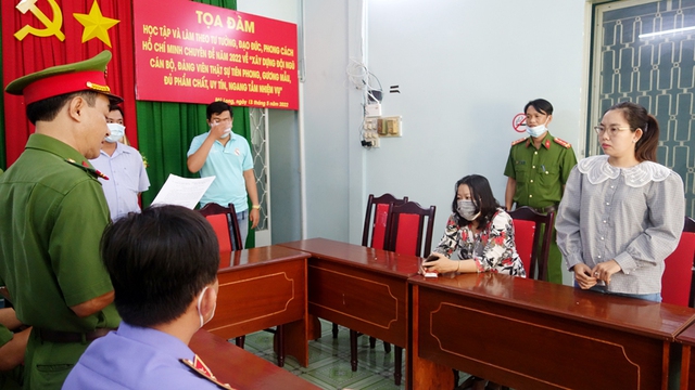 Cơ quan CSĐT Công an tỉnh An Giang thi hành Lệnh bắt tạm giam Phan Huỳnh Trúc Vi.