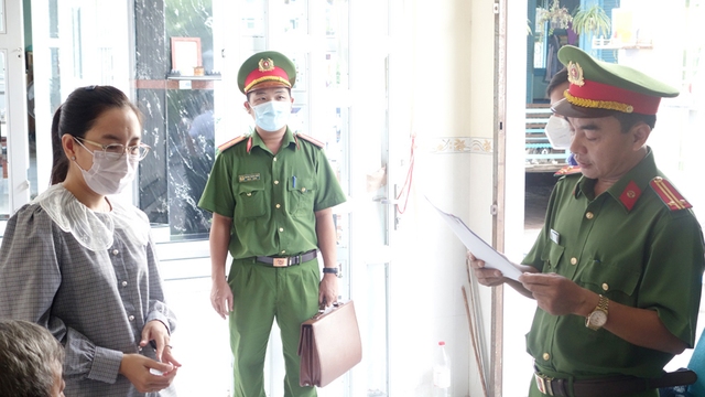 Cơ quan công an đọc lệnh bắt tạm giam đối với Phan Huỳnh Trúc Vi.