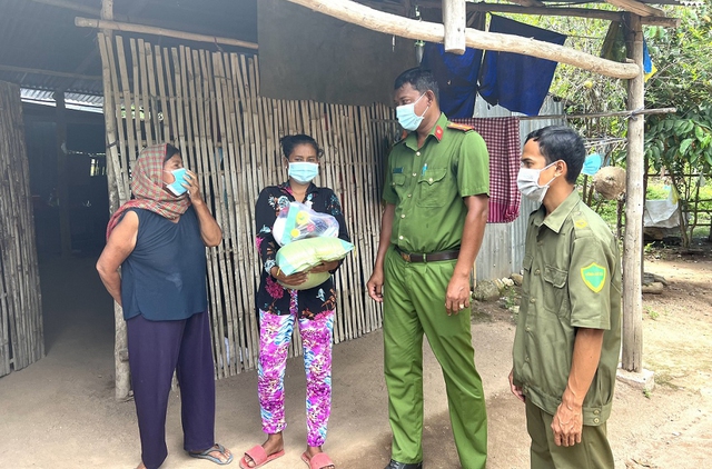 Công an xã đến thăm hỏi, tặng nhu yếu phẩm cần thiết cho đồng bào Khmer có hoàn cảnh khó khăn.