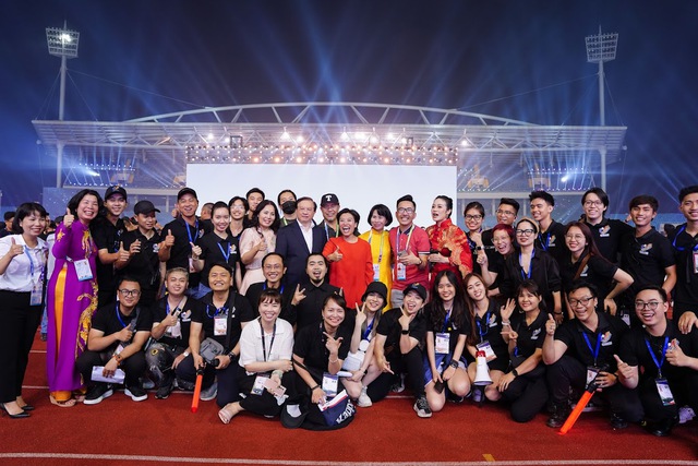 Đạo diễn Hoàng Công Cường: Người đứng sau sân khấu hoành tráng của Lễ khai mạc Sea Games 31 - Ảnh 2.