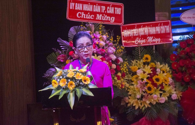 Bà Tạ Thị Thu - Chủ tịch Hội Nữ Doanh nhân TP Cần Thơ phát biểu chào mừng đại hội.