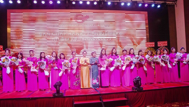 Ban Chấp hành Hội nữ Doanh nhân TP Cần Thơ ra mắt Đại hội.