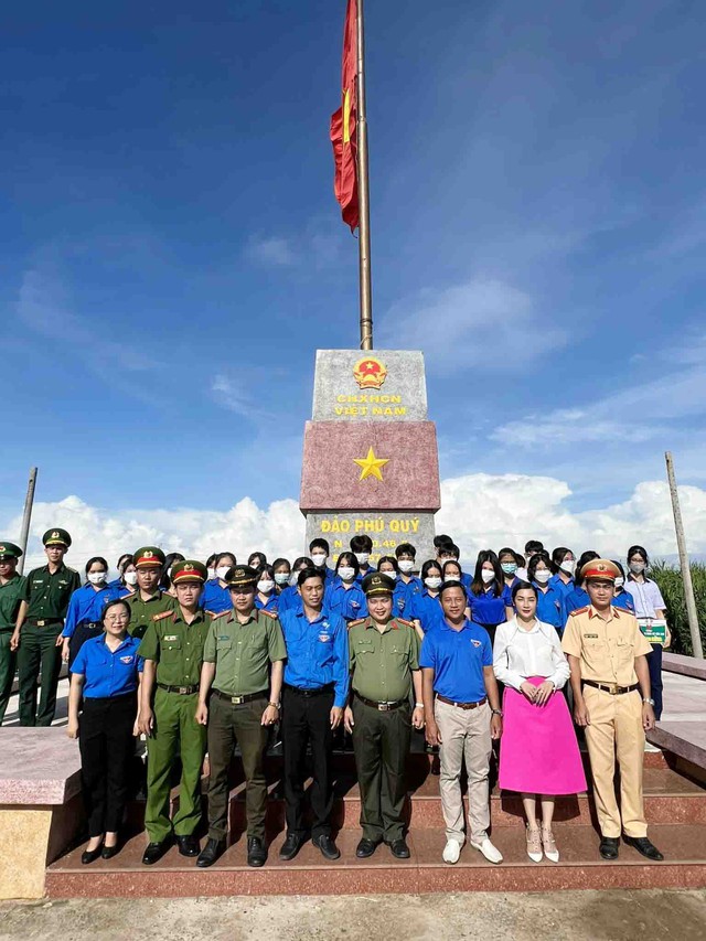 Đoàn Thanh niên Công an TP Cần Thơ chụp ảnh lưu niệm tại cột mốc chủ quyền.