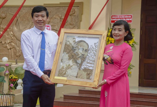Ông Phạm Thiện Nghĩa - Chủ tịch UBND tỉnh Đồng Tháp tặng quà lưu niệm cho Ban quản lý Khu di tích Nguyễn Sinh Sắc.