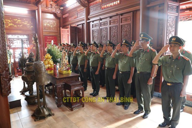 Công an tỉnh Thái Bình dâng hương tưởng niệm Chủ tịch Hồ Chí Minh nhân kỷ niệm 132 năm ngày sinh nhật Bác - Ảnh 2.