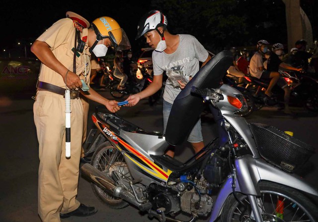 Cảnh sát giao thông Ninh Kiều kiểm tra phương tiện, giấy tờ tùy thân một số trường hợp. Ảnh: Cổng TTĐT Công an TP Cần Thơ.