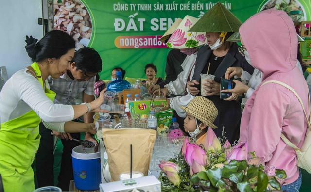 Lễ hội Sen Đồng Tháp nhằm tôn vinh hoa sen, phát huy giá trị văn hóa - kinh tế cho các sản phẩm chế biến từ cây sen Đồng Tháp.