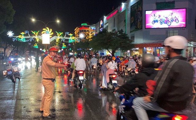 Lực lượng Cảnh sát giao thông, Công an quận Ninh Kiều hướng dẫn người dân lưu thông tại nút giao Đại lộ Hòa Bình - Ngô Văn Sở. Ảnh: Cổng TTĐT CATP Cần Thơ