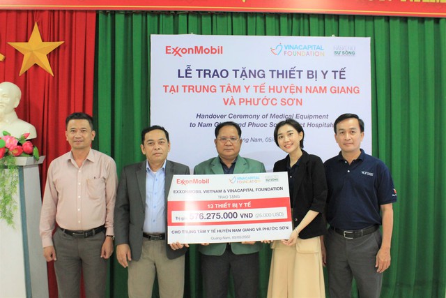 Đại diện VCF trao bảng tài trợ tượng trưng cho đại diện UBND huyện Nam Giang và 2 TTYT