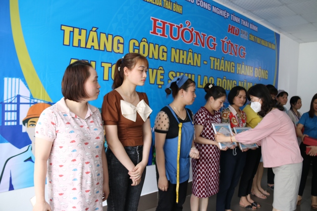 Thái Bình: Hàng trăm công nhân lao động được tôn vinh khen thưởng - Ảnh 2.