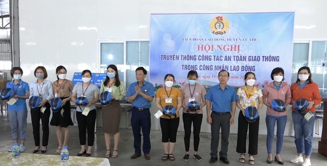 Thái Bình: Hàng trăm công nhân lao động được tôn vinh khen thưởng - Ảnh 3.