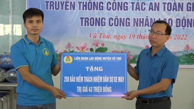 Thái Bình: Hàng trăm công nhân lao động được tôn vinh khen thưởng - Ảnh 4.