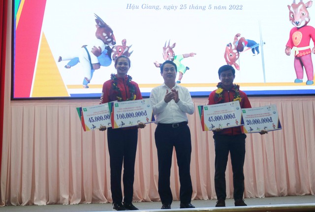 Ông Nghiêm Xuân Thành - Ủy viên BCH Trung ương Đảng, Bí thư Tỉnh ủy Hậu Giang trao thưởng cho VĐV đạt thành tích cao tại Đại hội Thể thao Đông Nam Á lần thứ 31.