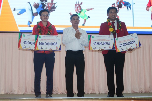 Ông Đồng Văn Thanh - Chủ tịch UBND tỉnh Hậu Giang trao thưởng cho VĐV đạt thành tích cao tại SEA Games 31.