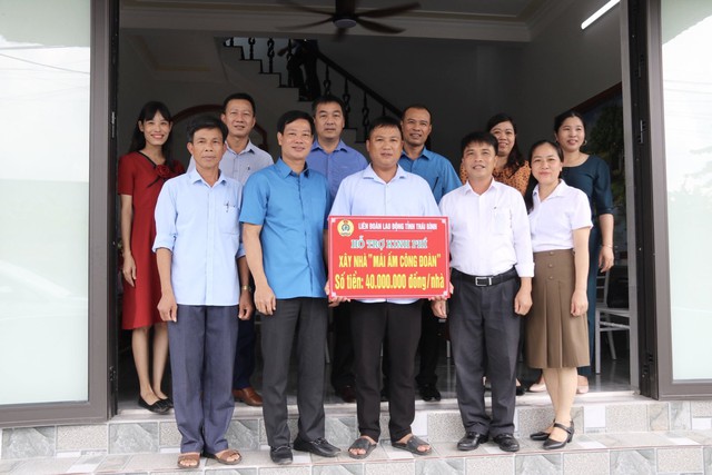 Thái Bình: Công đoàn huyện Tiền Hải tổ chức trao kinh phi hỗ trợ đoàn viên xây nhà mái ấm - Ảnh 2.