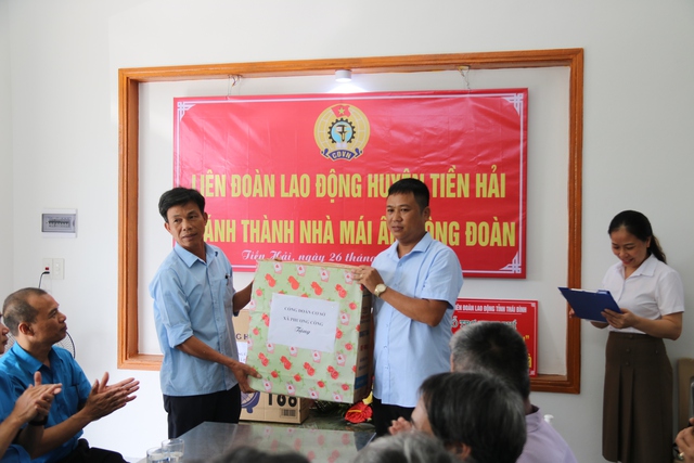 Thái Bình: Công đoàn huyện Tiền Hải tổ chức trao kinh phi hỗ trợ đoàn viên xây nhà mái ấm - Ảnh 3.