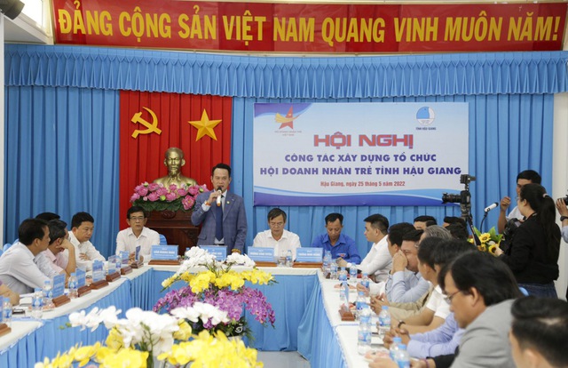 Quang cảnh buổi làm việc giữa Hội Doanh nhân trẻ Việt Nam với UBND tỉnh Hậu Giang.